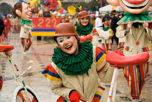 Big Parade What if it rains; Nothing stops the fun of 40.000 people from paradin