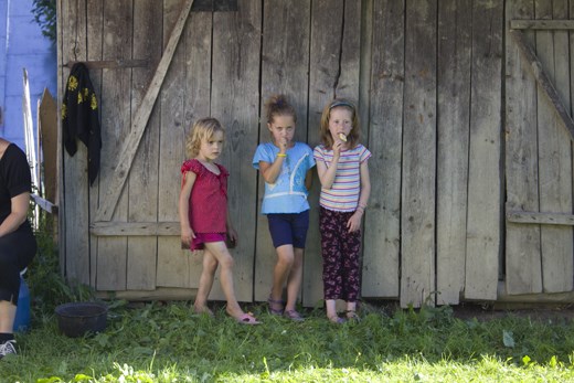 Romania, Poienie de sub Munte, small girls