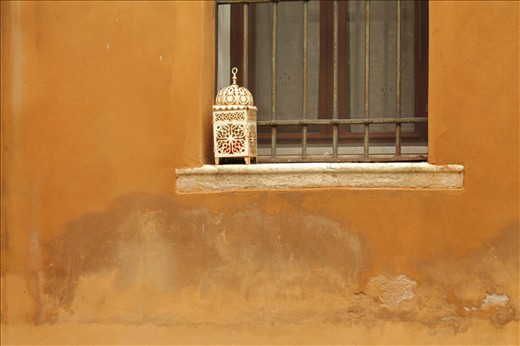3.another colour, the ochre, with a variety of different shades made by the high humidity that surrounds the city and permeates all its buildings. I’ve been fascinated by the contrast with the white lamp that is also changing its colour into a warm ochre a cause of the rust