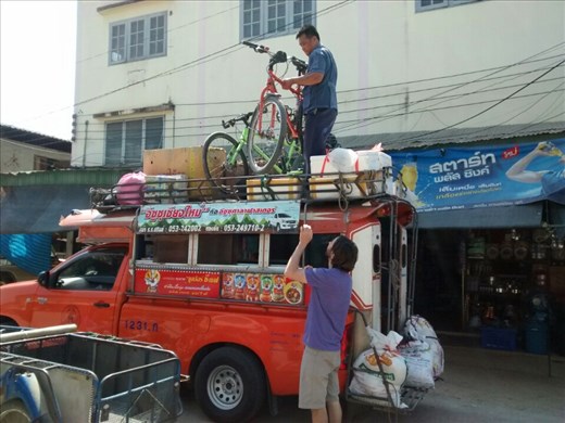 Songthrew unloading :)
Was a very pleasant ride, very thankful for the 