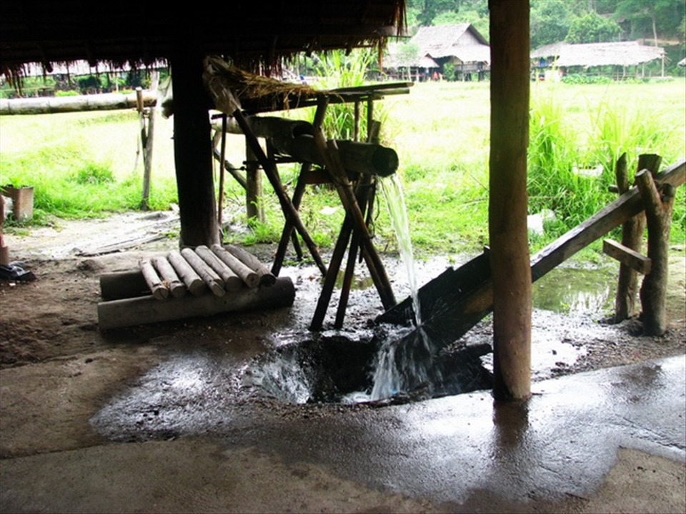 In our way to the Karen hill tribe. A Natural reserve arises wherein other tribes coexist as well. The landscape is calm, green, and full of life; it welcomes and invites visitors to go in and submerge into a charming promenade.
