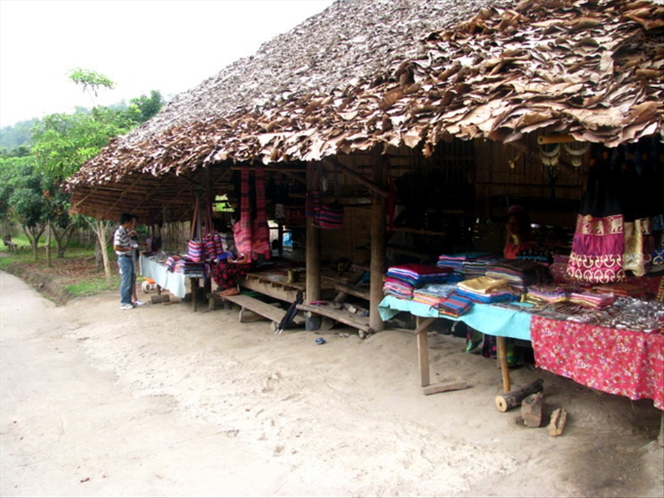 Once we got into the village, the dazzling and coloured fabrics poked out on the wooden tables. But the real heroines of the story  were right there selling and looking with curious eyes  the people  coming just to see them. 