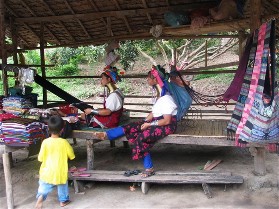 Padaulung are refugee’s from Myanmar. The women wear a continuous coil around their necks which can weigh up to 22kg and stand as tall as 30cm. They look calm and peaceful, working on their craftsmanship. 