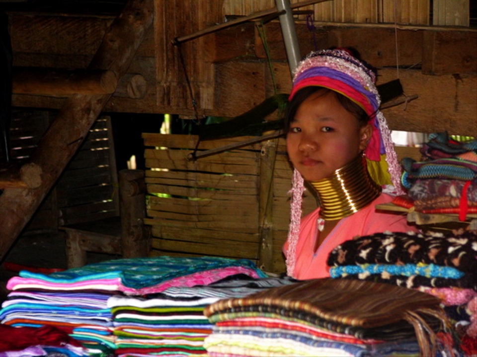 The ritual starts when women are little girls; every year one extra ring is added in their necks until they get marry. For the tribe is a tradition and a symbol of beauty.
 Although the women work in the crafts which should be the matter of attention, the tourists naturally feels impressed by the necklaces which become eventually the focus of heed.

