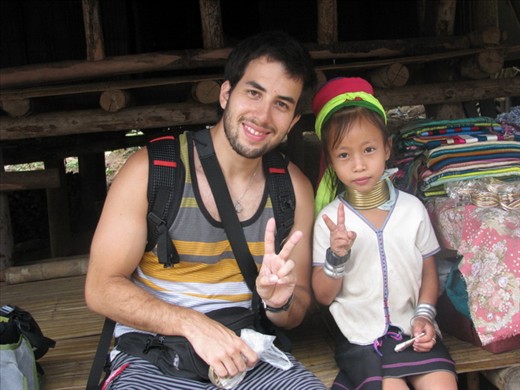 A little Padaulung girl, very kindly allowed me taking a shot of her while she made a funny gesture. We closed in this way our visit to the village; a visit that we hardly forget.