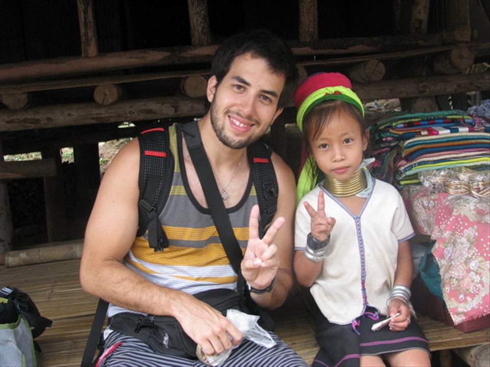 A little Padaulung girl, very kindly allowed me taking a shot of her while she made a funny gesture. We closed in this way our visit to the village; a visit that we hardly forget.
