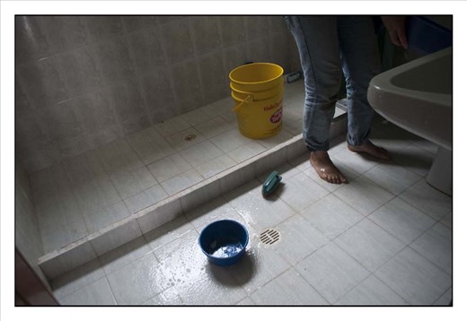 Ema cleans and scrubs the bathroom at home, this routine happens three or four times a week, her bathroom remains immaculate. 
