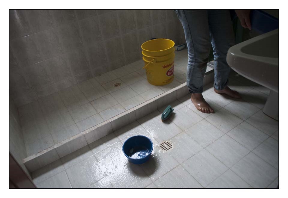 Ema cleans and scrubs the bathroom at home, this routine happens three or four times a week, her bathroom remains immaculate. 