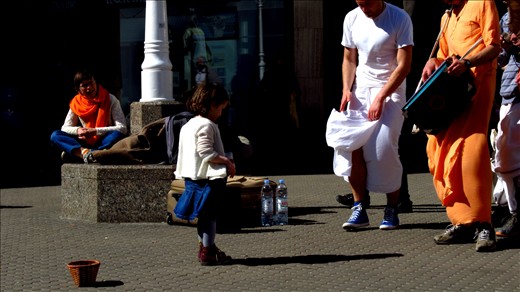Discovering world ( Hrisna dancers on the main square)