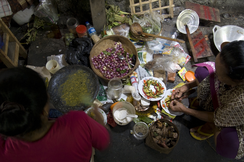 3. Groups of women preparing different parts of diverse meals, whilst in the wedding hall the guests are slowly arriving, waiting and talking - the kitchen is a completely different world getting ready to fulfill the expectations of the wedding guests. Taken in Tawangsari, Jawa Tengah, Indonesia, january of 2012. Technical equipment: Nikon D50, lens AF-S DX NIKKOR ED 18-55mm 1:3.5-5.6G, auto exposue