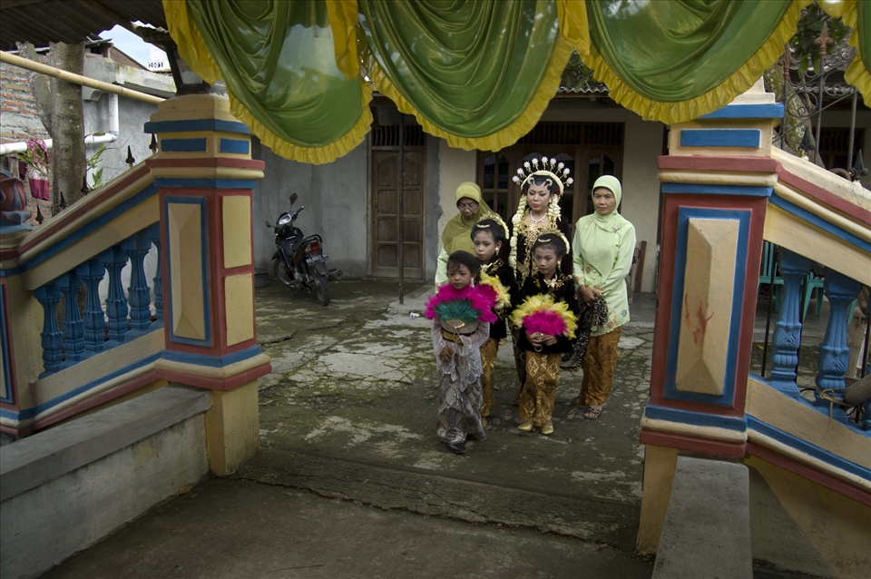 5. Just moments before the wedding ceremony starts, the bride is entering the hall, prepared to meet her future husband and the wedding crowd. Taken in Tawangsari, Jawa Tengah, Indonesia, january of 2012. Technical equipment: Nikon D50, lens AF-S DX NIKKOR ED 18-55mm 1:3.5-5.6G, auto exposure