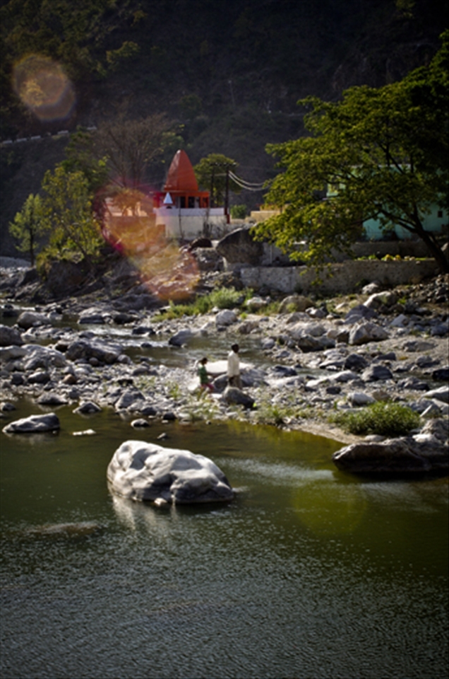 I saw two people were going temple and sun beams were hitting them