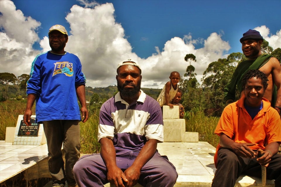Skull (thomas Kapi) is paid to protect the recently buried dead from sorcerers. Graveyard ,Mount Hagan