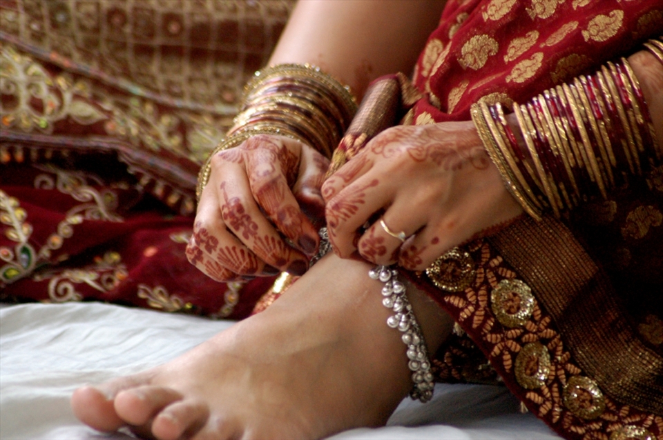 The bride wears silver anklets also called as 