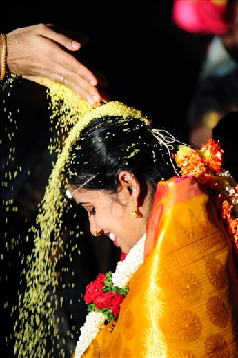The bride and the groom pour Akshata (Rice mixed with saffron and turmeric) on each other. This is actually a fun event. It symbolizes the couple’s desire for happiness, enjoyment and contentment. They take turns to shower the rice on each other, as it progresses it gets more entertaining as they start competing each other.