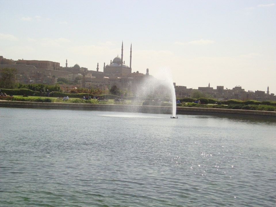 Azhar Park of the most beautiful gardens in Cairo and there is a lake and overlooking the Citadel of Salah Al-Din and contain a large green spaces, and give wonderful panoramic scene
