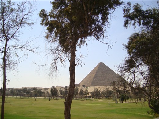 Great Pyramid or the pyramid of Cheops is the most effects of the world most controversial and imagination, and the only one of the Seven Wonders of the rest to now, Rogge many around a lot of myths and stories, Vohaa some that residents continent Atlantis lost are builders of the pyramids, and I suppose others that Amaliqa of underground boardedto build this pyramid, and others claim that the pyramid was built by magic, or that aliens came down from space and built by, and a lot of novels that show how exciting and ambiguity of this huge architectural construction.

The building of the pyramid of King Cheops leap civilized major in the history of ancient Egypt, was influenced Khnum Khouphou Khafre father King Sneferu in building the pyramid, after his death, became Cheops god Horus, and it became necessary to think of building his tomb, which is the national project first in ancient Egypt.