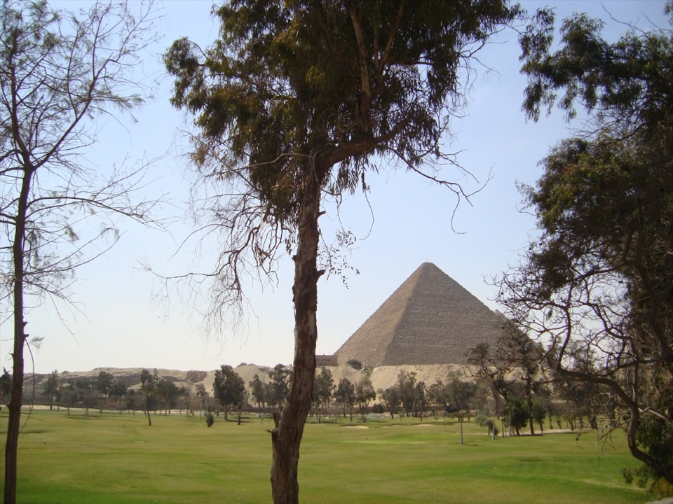 Great Pyramid or the pyramid of Cheops is the most effects of the world most controversial and imagination, and the only one of the Seven Wonders of the rest to now, Rogge many around a lot of myths and stories, Vohaa some that residents continent Atlantis lost are builders of the pyramids, and I suppose others that Amaliqa of underground boardedto build this pyramid, and others claim that the pyramid was built by magic, or that aliens came down from space and built by, and a lot of novels that show how exciting and ambiguity of this huge architectural construction.

The building of the pyramid of King Cheops leap civilized major in the history of ancient Egypt, was influenced Khnum Khouphou Khafre father King Sneferu in building the pyramid, after his death, became Cheops god Horus, and it became necessary to think of building his tomb, which is the national project first in ancient Egypt.