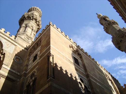 Al-Azhar Mosque is one of the most important mosques in Egypt, the most famous in the Muslim world. A collector and the University for more than a thousand years, although it was established for the purpose of disseminating Shi'ism when Egypt was opened by the essence of Sicilian commander Muizz first Fatimid caliphs in Egypt, but it is currently taught by Sunni Islam. Having founded the city of Cairo embarked on the establishment of Al-Azhar mosque and completed in the month of Ramadan in the year 361 AH = 972 m is the first mosque constructed in the city of Cairo is the oldest impact the Fatemi based in Egypt. The historians have disagreed in the naming of this mosque, and it is likely that the Fatimids HH-Azhar named after Fatima Zahra daughter of the Prophet and a tribute anniversary.
Is a mosque and university in Cairo, Egypt, built by the essence of Sicilian writer (Sicilian Elias)
