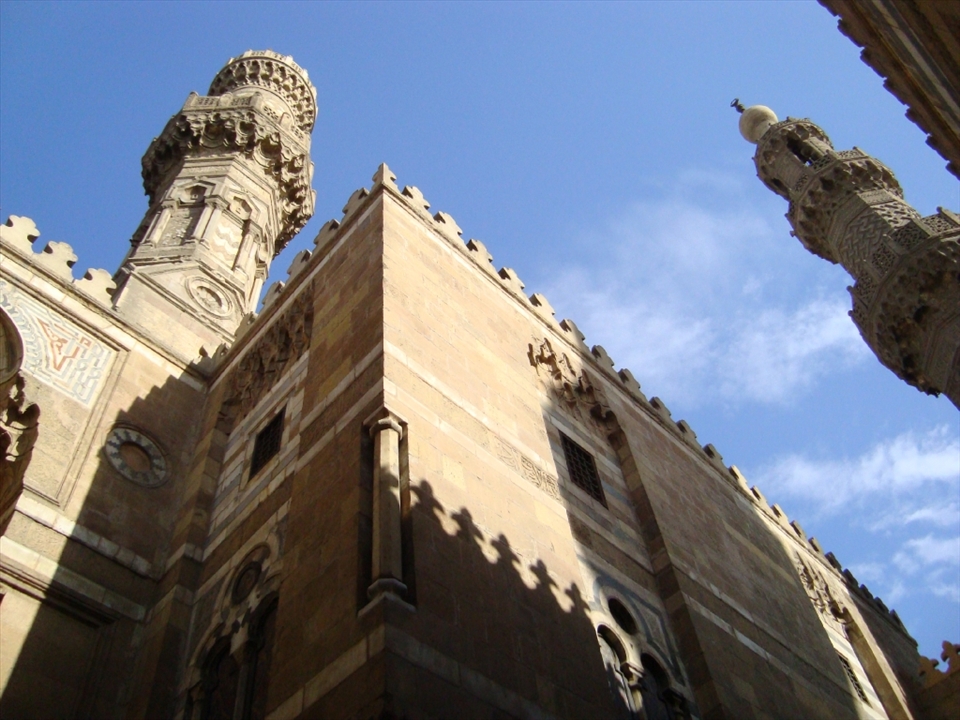 Al-Azhar Mosque is one of the most important mosques in Egypt, the most famous in the Muslim world. A collector and the University for more than a thousand years, although it was established for the purpose of disseminating Shi'ism when Egypt was opened by the essence of Sicilian commander Muizz first Fatimid caliphs in Egypt, but it is currently taught by Sunni Islam. Having founded the city of Cairo embarked on the establishment of Al-Azhar mosque and completed in the month of Ramadan in the year 361 AH = 972 m is the first mosque constructed in the city of Cairo is the oldest impact the Fatemi based in Egypt. The historians have disagreed in the naming of this mosque, and it is likely that the Fatimids HH-Azhar named after Fatima Zahra daughter of the Prophet and a tribute anniversary.
Is a mosque and university in Cairo, Egypt, built by the essence of Sicilian writer (Sicilian Elias)
