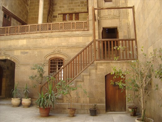 Zaynab Khatun House is an archaeological Old house located behind the Al-Azhar mosque in Cairo. House and the beauty of design and magnificence of the building to make it a popular destination for filming movies and sitcoms Aletilivzioneh.

The House Zainab Khatoon model of Mamluk architecture. Vmdkhal House is designed so that no guest can see from inside a so-called Islamic architecture «entrance refractor. Once that passes from the entrance into the house you will find yourself in the monsters big surrounded Elements House four which has been termed in Islamic architecture to 