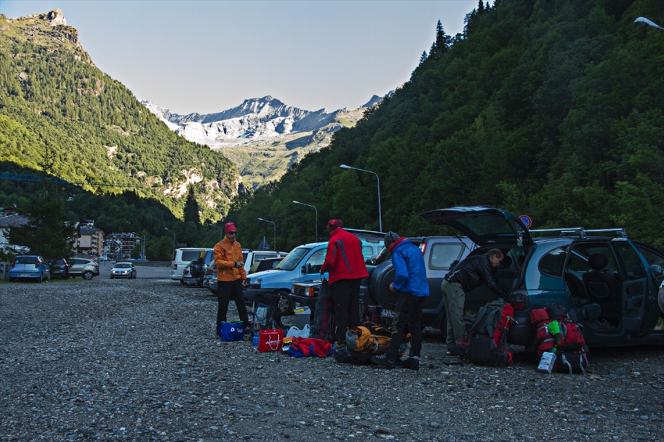 Expedition getting started. Repacking bags is ordinary routine for optimal weight distribution.