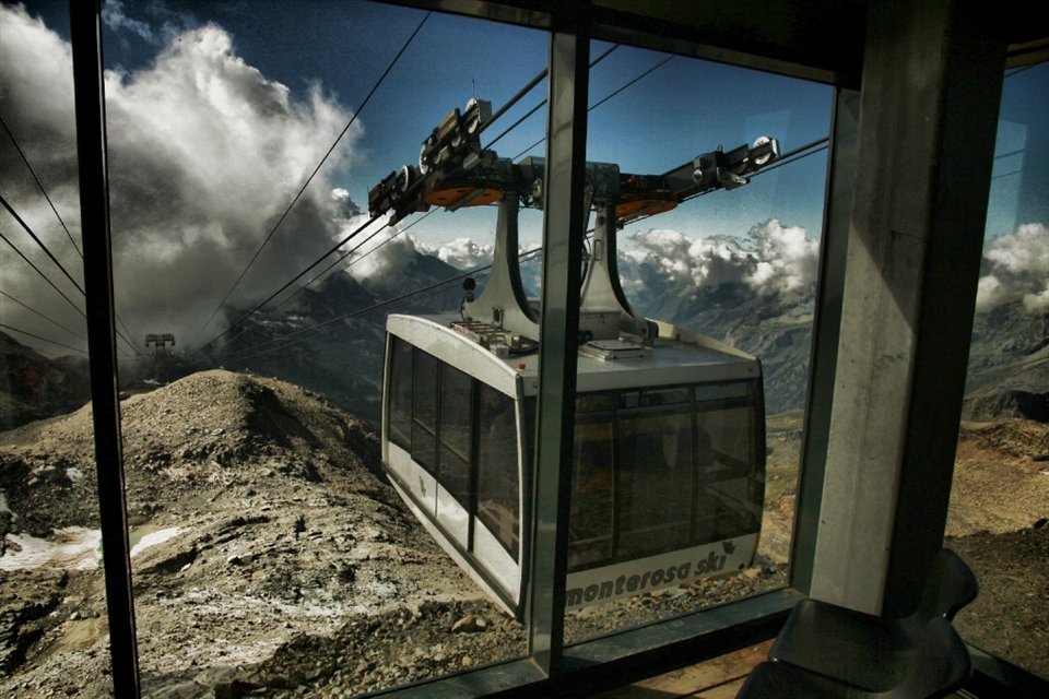 Using modern technology to close in to basecamp. Twin rope - funifor.