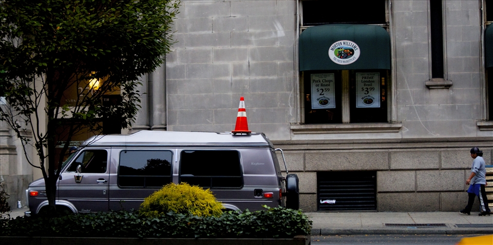 I like how you can use photos to highlight the obscurity of everyday scenes.