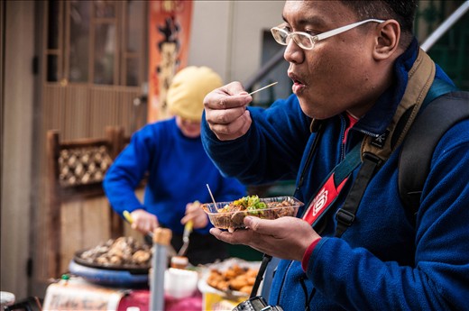 seared beef lungs with chili and onion spring
