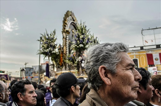 The procession, the whole spectrum of Peruvian society can be observed. 