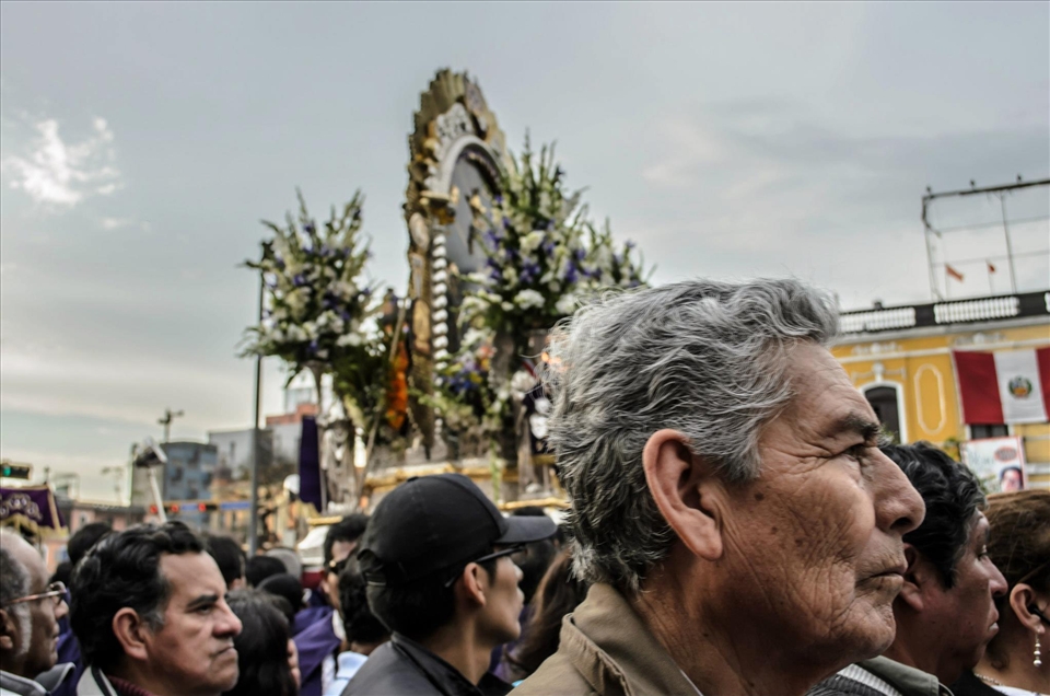 The procession, the whole spectrum of Peruvian society can be observed. 