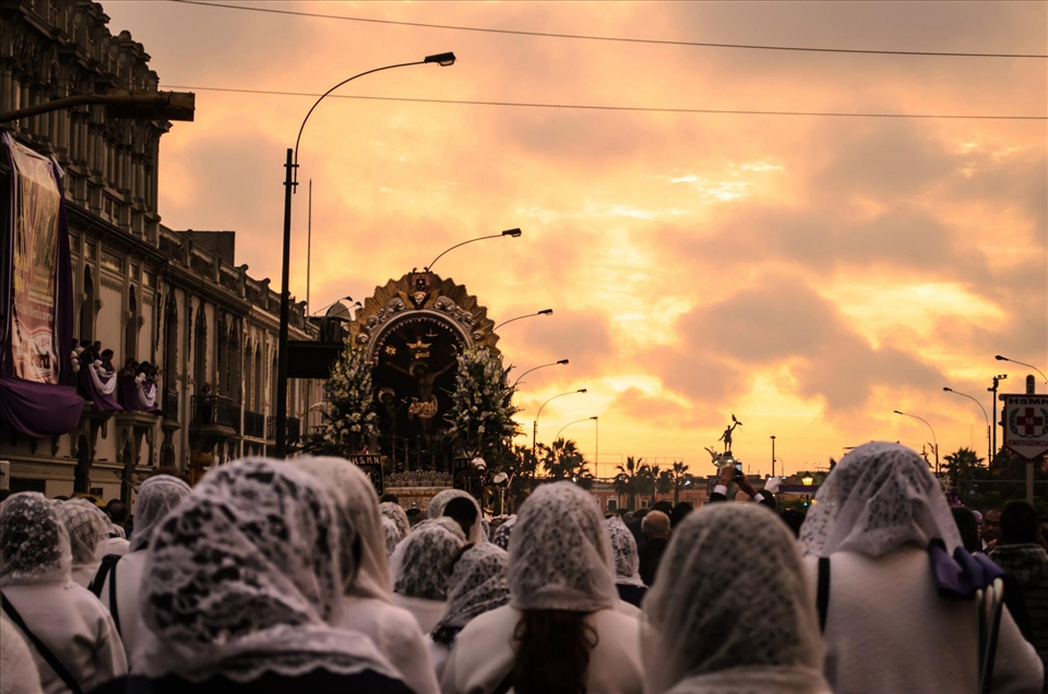 The women, all in white, play a mayor role in the procession. 