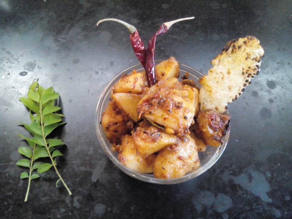 Chettinad masala potato tempered with freshly ground masala powders.