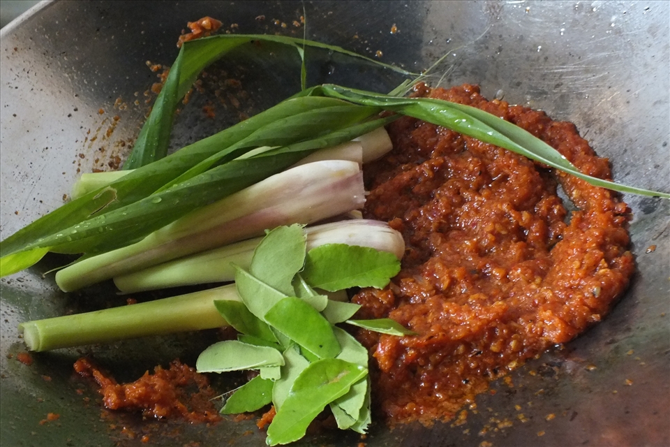 Aromatic herbs are added to the cooked sambal.