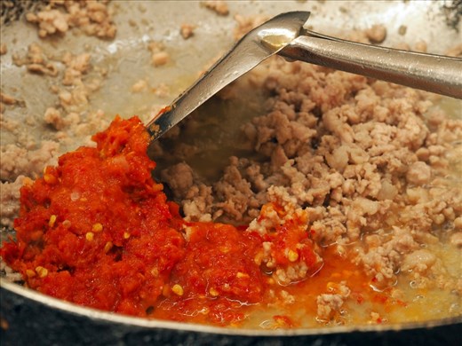 Chili paste mixes with minced prok