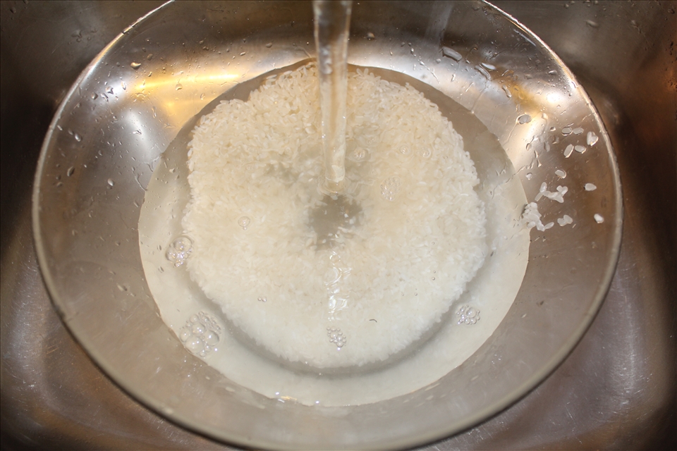 Rinsing the rice
