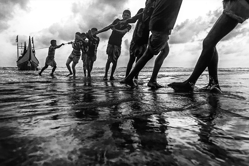 Drag the boat to keep it in safe place and sea tide.