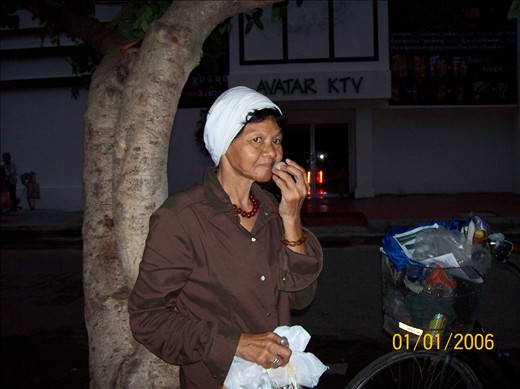 Grandma Phy is an orphan, single, homeless, has mental sickness and leads a vagrant life with only her bicycle. Life has made her a strong woman. 