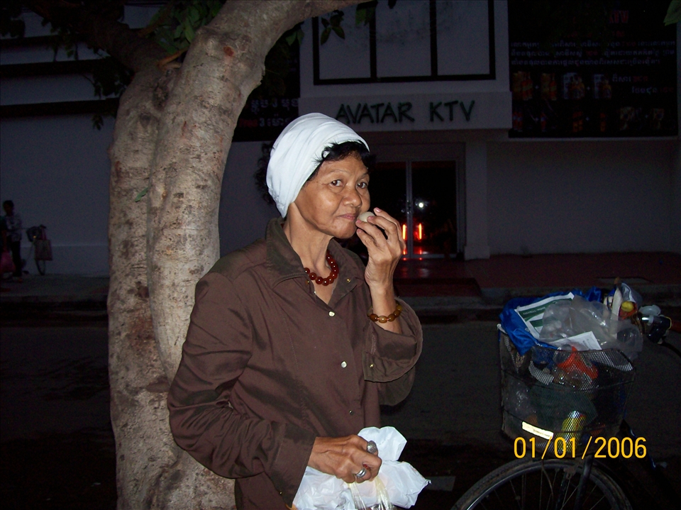 Grandma Phy is an orphan, single, homeless, has mental sickness and leads a vagrant life with only her bicycle. Life has made her a strong woman. 