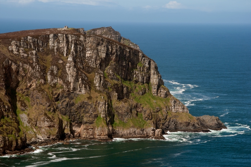 A long long time ago a castle was build on this cliff at the northwestern shore of Ireland, in Donegal. The castle was abandoned a long time ago and now is an attraction in a very remote area; mostly serving locals as a spot to enjoy life.