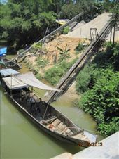 Poor ladies shovelling sand onto conveyor belt. Hue: by wendyandkevin, Views[281]