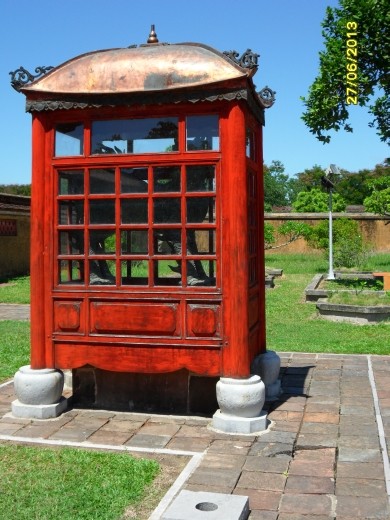 Kevin said - look there's a telephone box. Dah