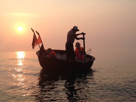 Fisherman in round boat at An Bang