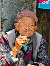 An old lady sitting by the road asking for cigarettes. : by wenheng, Views[348]