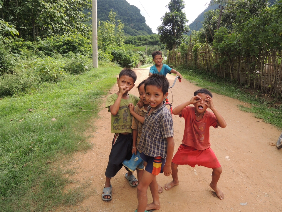 Cheeky boys in Nong Khiaw
