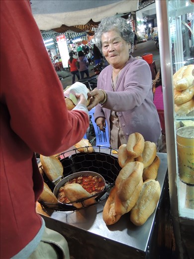 Bahn mi seller Dalat