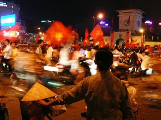 Watch the world's madness - vietnamese celebrate AFF cup winning
