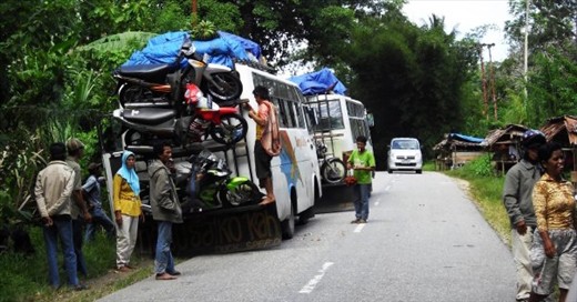 Some people were packing their belongings into the bus on the main route of transportation in Sulawesi.