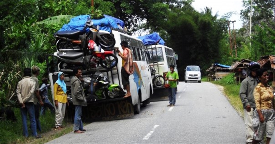 Some people were packing their belongings into the bus on the main route of transportation in Sulawesi.