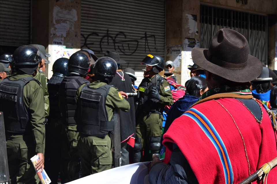 Both sides stand their ground without resorting to violence.